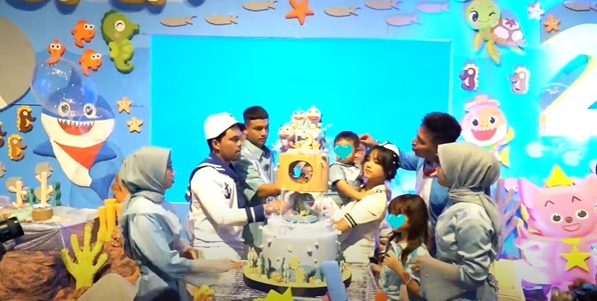 Bertema Baby Shark, 10 detail kue ultah Gala Sky ke-2 ini kece abis