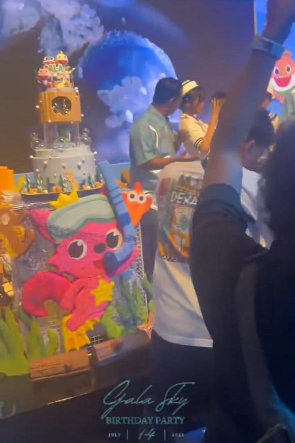 Bertema Baby Shark, 10 detail kue ultah Gala Sky ke-2 ini kece abis