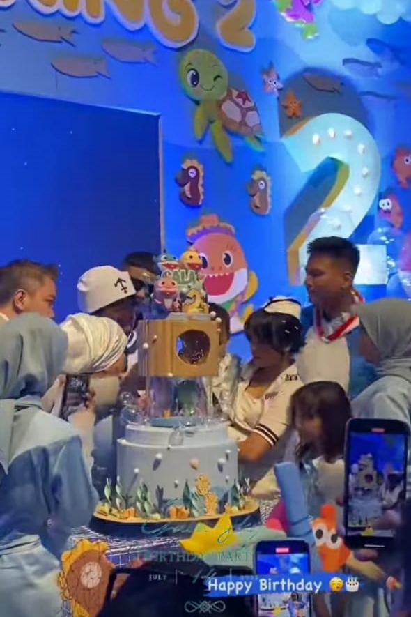 Bertema Baby Shark, 10 detail kue ultah Gala Sky ke-2 ini kece abis