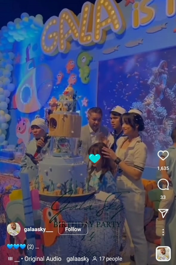 Bertema Baby Shark, 10 detail kue ultah Gala Sky ke-2 ini kece abis
