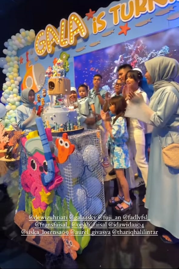 Bertema Baby Shark, 10 detail kue ultah Gala Sky ke-2 ini kece abis