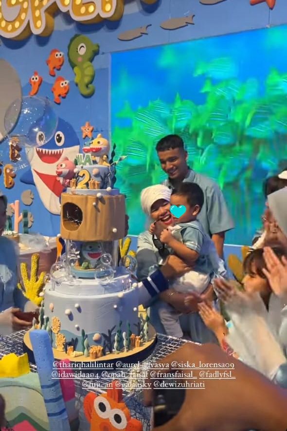 Bertema Baby Shark, 10 detail kue ultah Gala Sky ke-2 ini kece abis