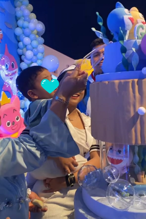 Bertema Baby Shark, 10 detail kue ultah Gala Sky ke-2 ini kece abis