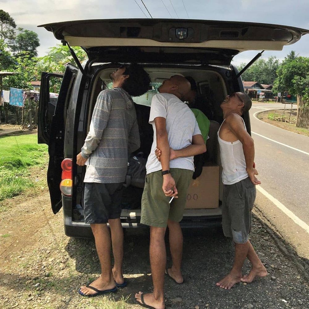cara nyeleneh menghindari panas © berbagai sumber cara nyeleneh menghindari panas © berbagai sumber
