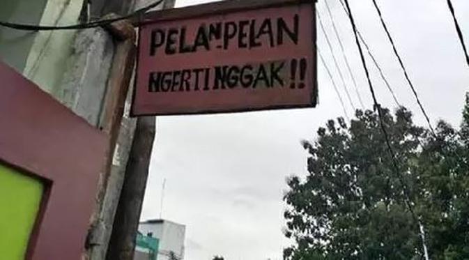 tulisan harap pelan pelan © berbagai sumber