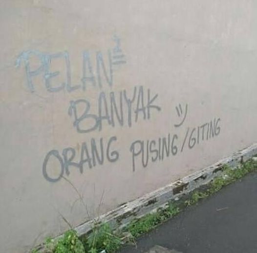 tulisan harap pelan pelan © berbagai sumber