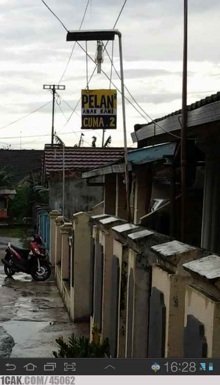 tulisan harap pelan pelan © berbagai sumber