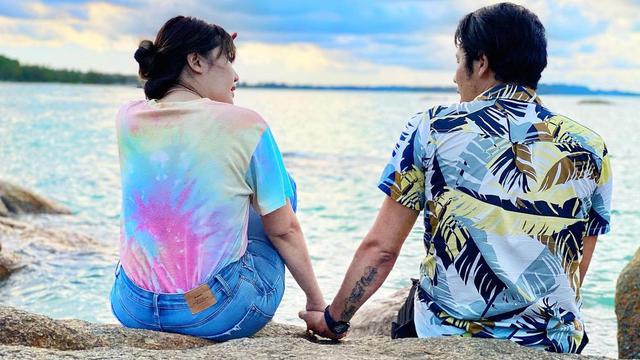 Kisah cinta Via Vallen dan Chevra Yolandi pacaran hingga nikah Berbagai sumber