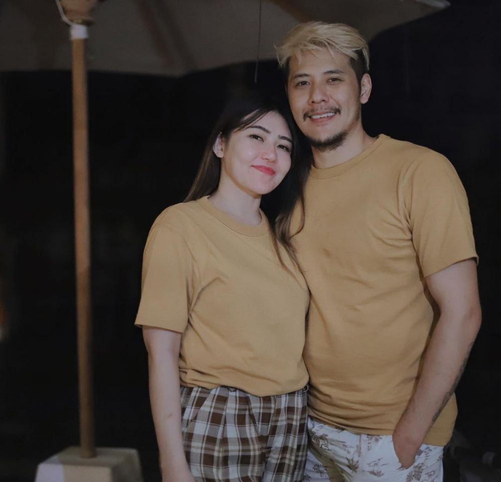 Kisah cinta Via Vallen dan Chevra Yolandi pacaran hingga nikah Berbagai sumber