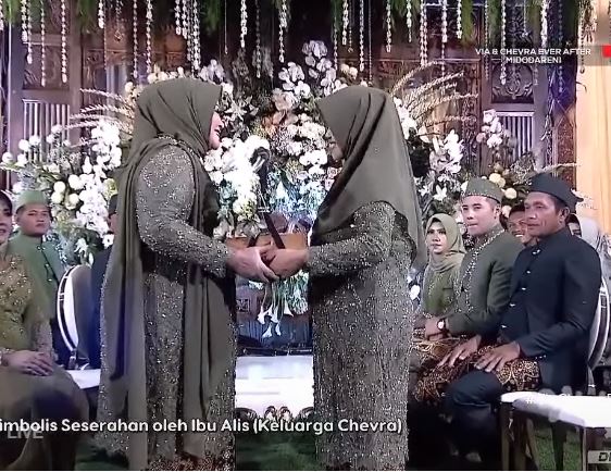 Midodareni Via Vallen dan Chevra Berbagai sumber