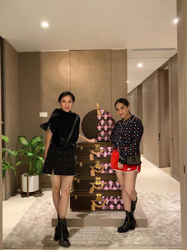 Gaya seleb di event brand fashion dunia © berbagai sumber