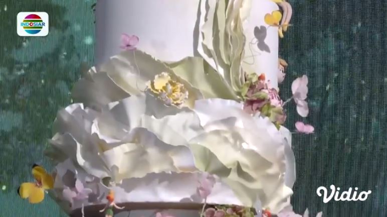 10 Potret detail kue pernikahan Via Vallen dan Chevra, elegan banget