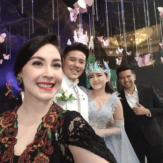 Gaya seleb di pernikahan Via Vallen Berbagai sumber