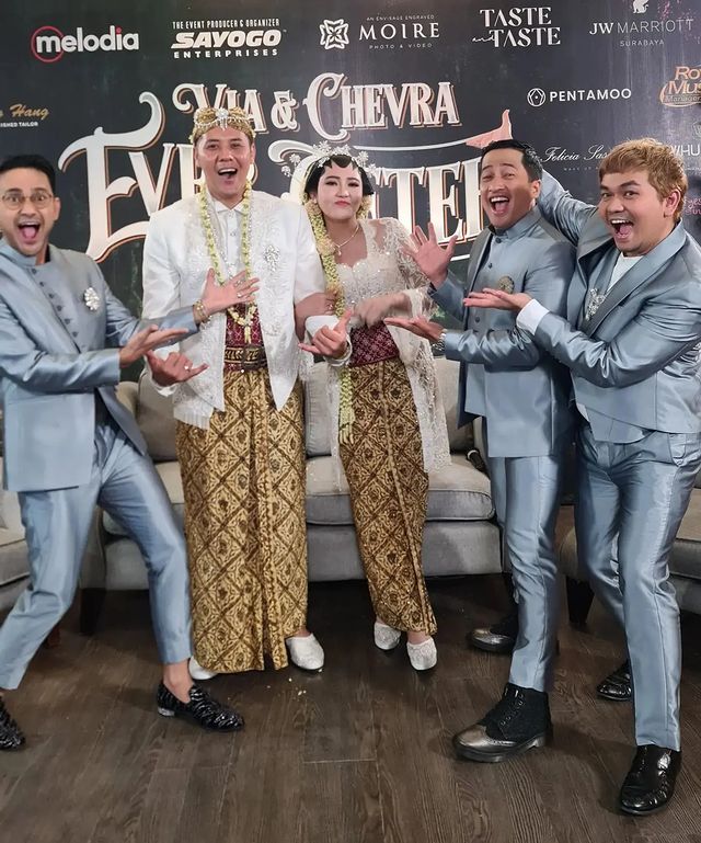 Gaya seleb di pernikahan Via Vallen Berbagai sumber