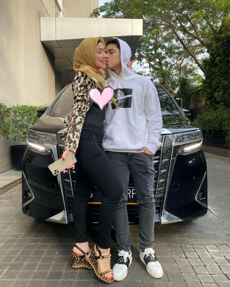 seleb beri hadiah mobil mewah untuk ibu © berbagai sumber