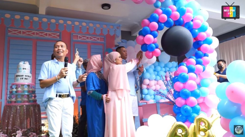 momen gender reveal syifa adik ayu ting ting © YouTube momen gender reveal syifa adik ayu ting ting © YouTube