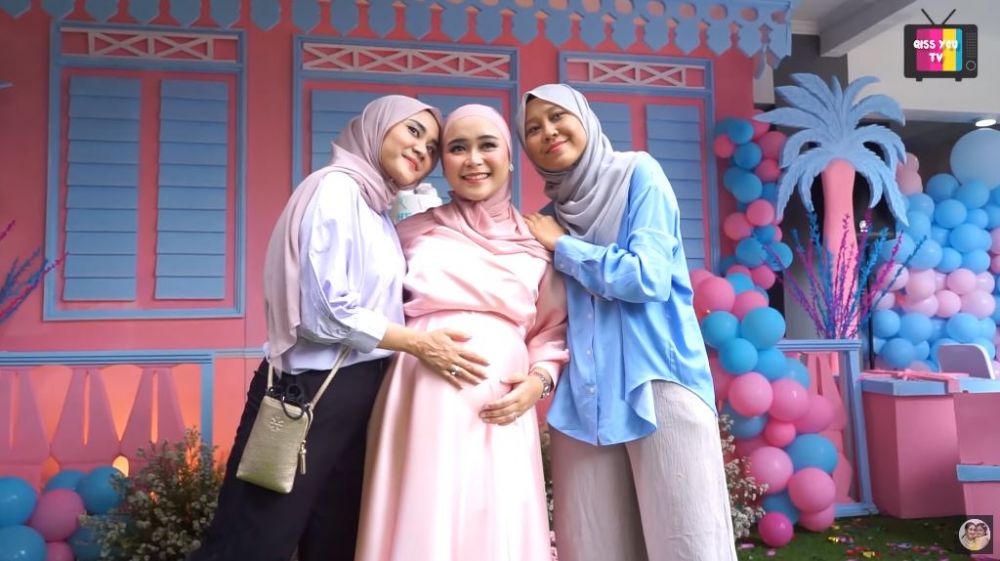11 Momen gender reveal kehamilan Syifa adik Ayu Ting Ting, ibu pingsan
