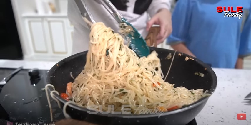 10 Makanan sehat dikonsumsi Nathalie Holscher, bikin ASI selalu lancar