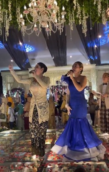 Penampilannya bikin terpukau, 11 gaya Dewi Perssik di nikahan ponakan