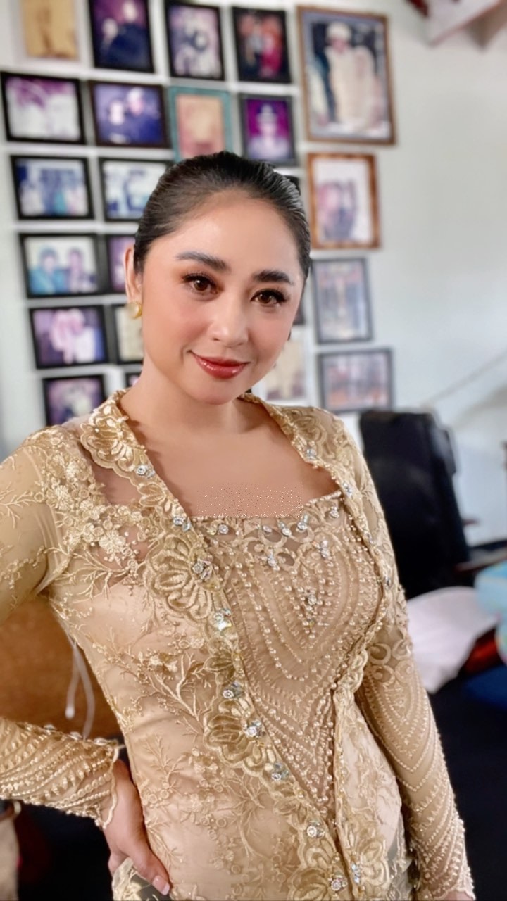 Penampilannya bikin terpukau, 11 gaya Dewi Perssik di nikahan ponakan