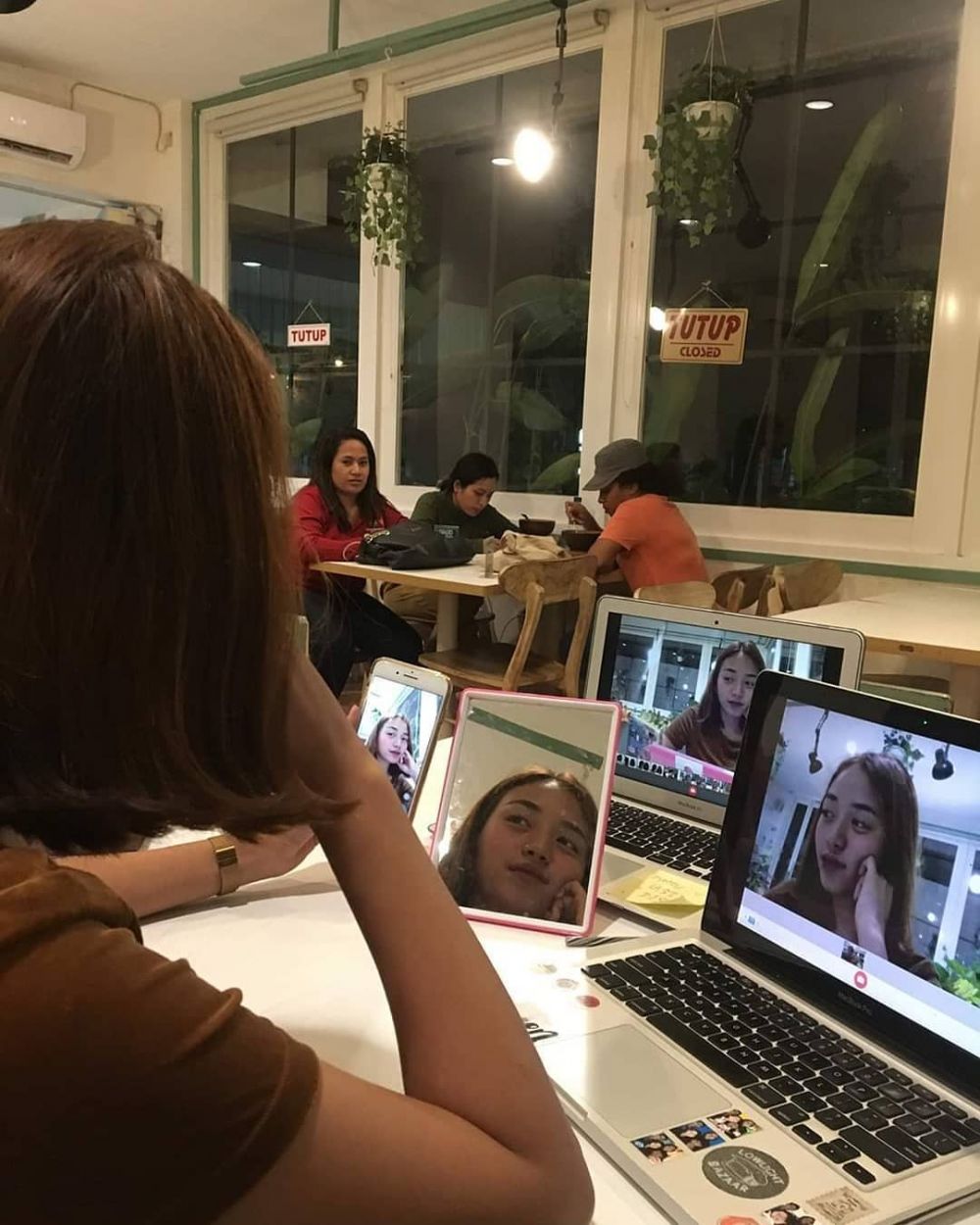 orang narsis di tempat umum © berbagai sumber