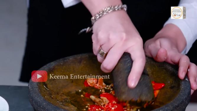 10 Langkah Angelina Sondakh masak ayam woku, empuk dan kaya rempah