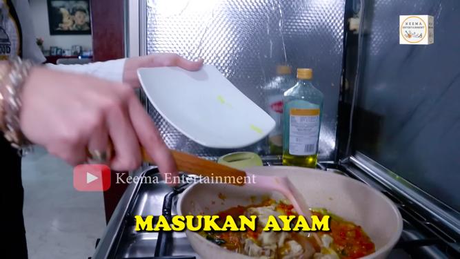 10 Langkah Angelina Sondakh masak ayam woku, empuk dan kaya rempah
