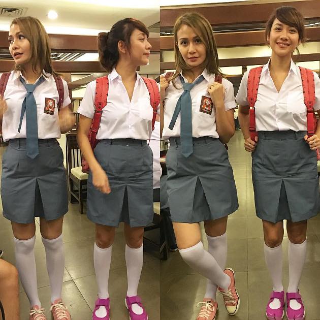 gaya penyanyi pakai baju SMA © berbagai sumber