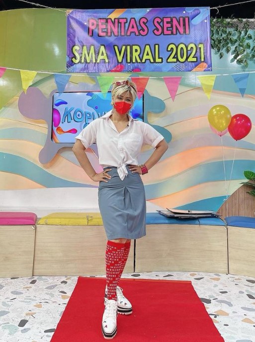 gaya penyanyi pakai baju SMA © berbagai sumber