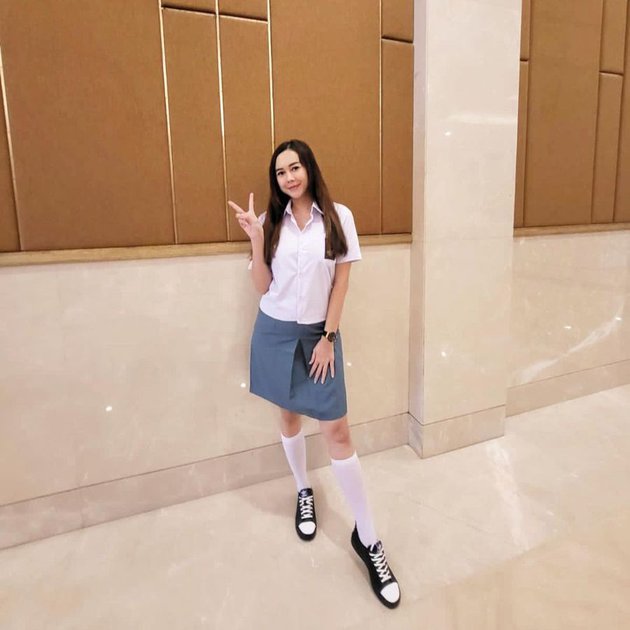 gaya penyanyi pakai baju SMA © berbagai sumber gaya penyanyi pakai baju SMA © berbagai sumber