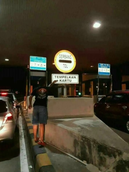 Potret nyeleneh orang gagal paham baca aturan © berbagai sumber