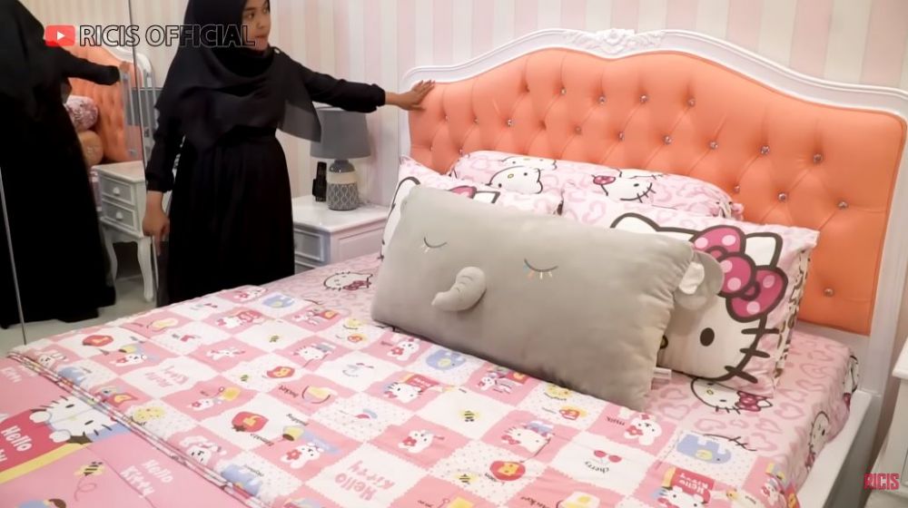 9 Potret kamar bayi Ria Ricis, tema pink Hello Kitty