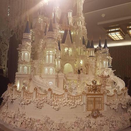 Potret wedding cake 13 penyanyi, milik Via Vallen megah dan elegan