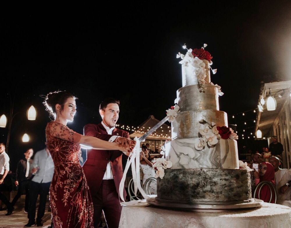 Potret wedding cake 13 penyanyi, milik Via Vallen megah dan elegan