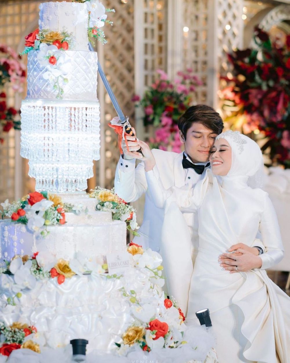Potret wedding cake 13 penyanyi, milik Via Vallen megah dan elegan