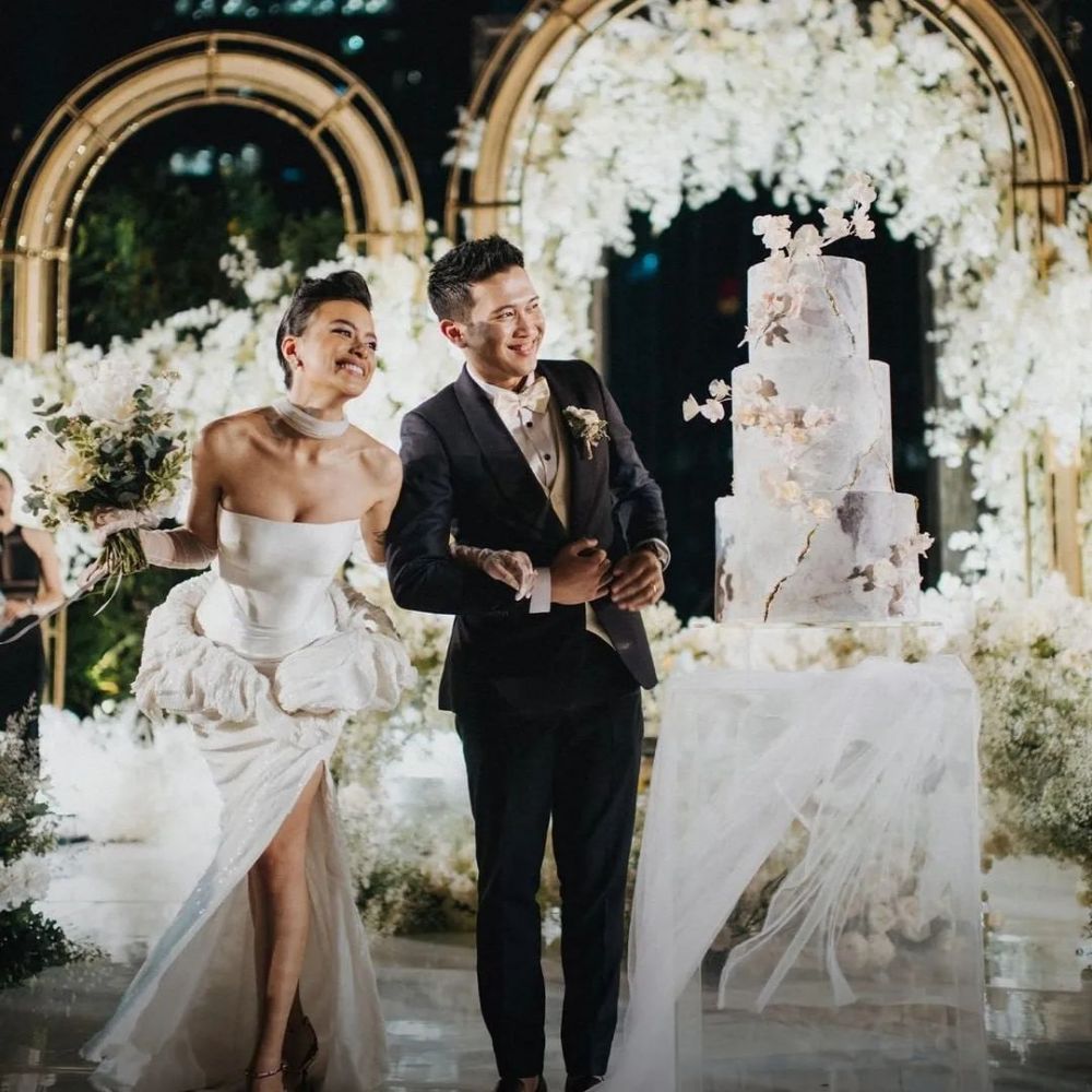 Potret wedding cake 13 penyanyi, milik Via Vallen megah dan elegan