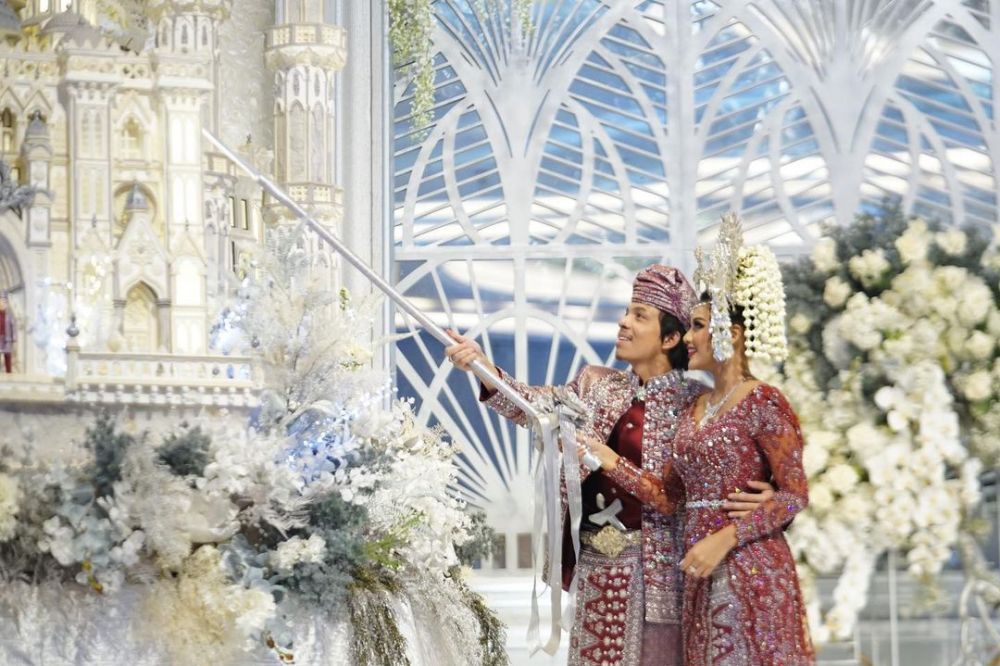 Potret wedding cake 13 penyanyi, milik Via Vallen megah dan elegan