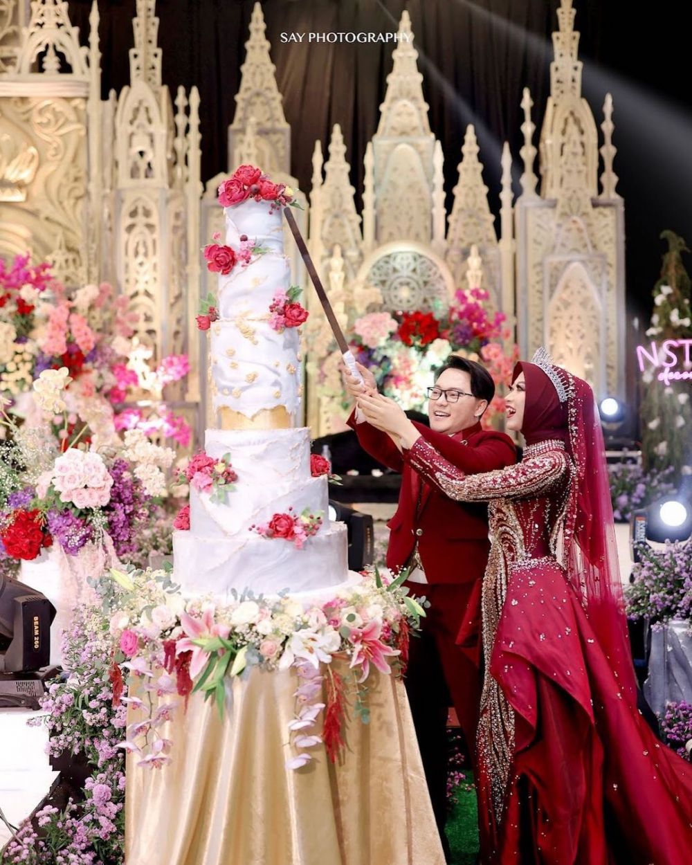 Potret wedding cake 13 penyanyi, milik Via Vallen megah dan elegan