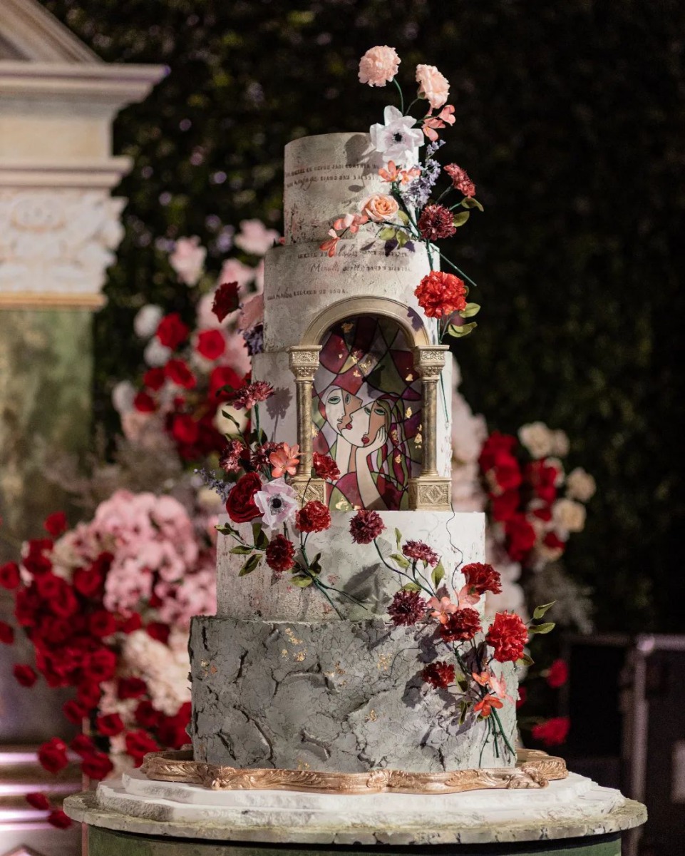 Potret wedding cake 13 penyanyi, milik Via Vallen megah dan elegan
