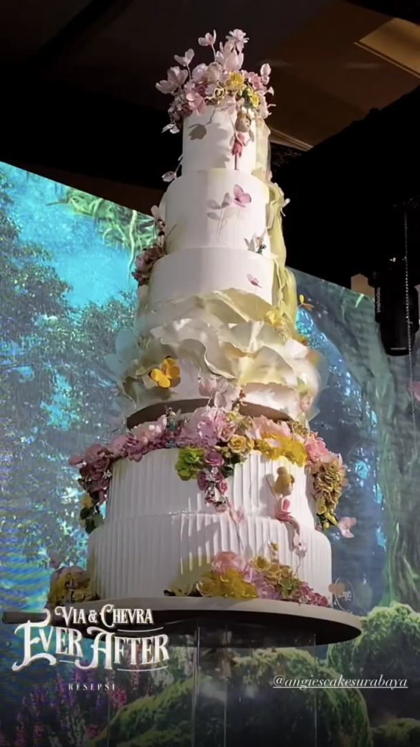 Potret wedding cake 13 penyanyi, milik Via Vallen megah dan elegan