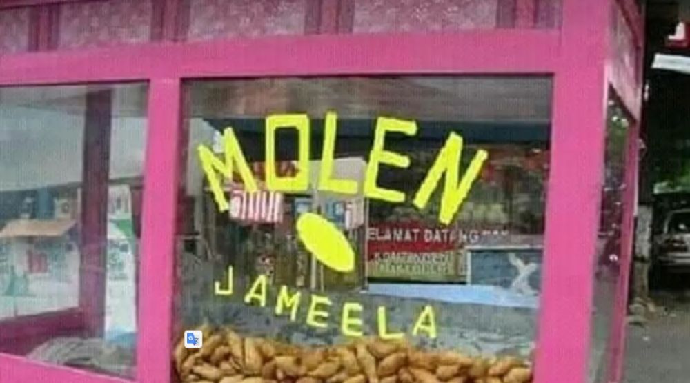 Tulisan absurd di kaca gerobak pedagang makanan © berbagai sumber