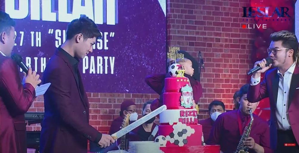 Kue ultah 10 seleb tema olahraga, Rizky Billar usung gaya Liverpool