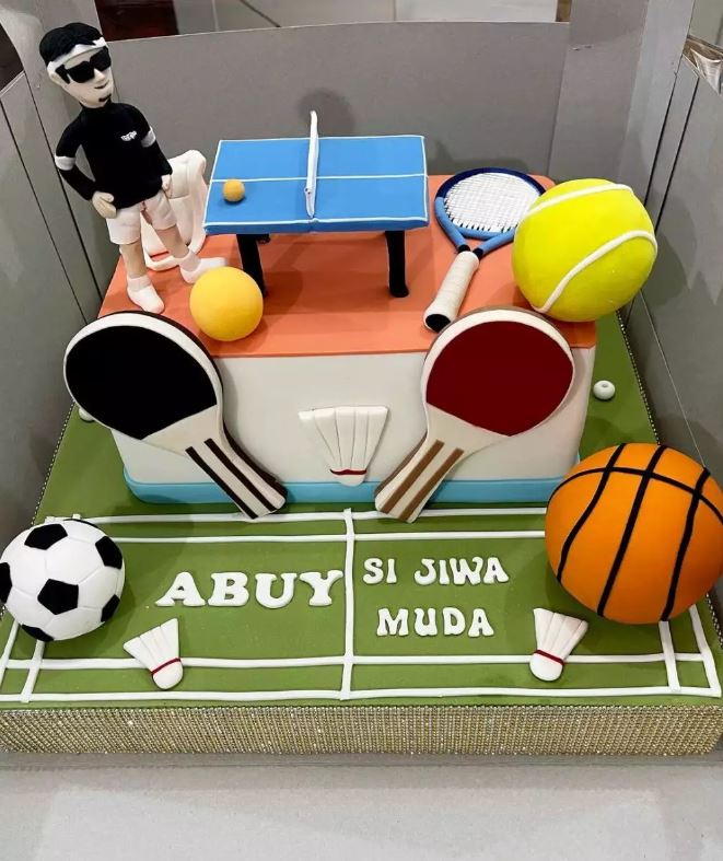 Kue ultah 10 seleb tema olahraga, Rizky Billar usung gaya Liverpool