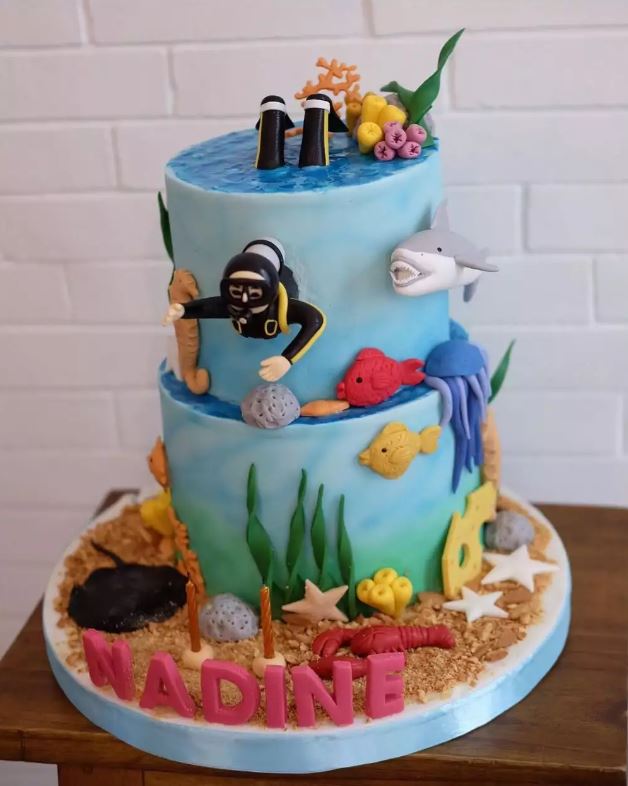 Kue ultah 10 seleb tema olahraga, Rizky Billar usung gaya Liverpool