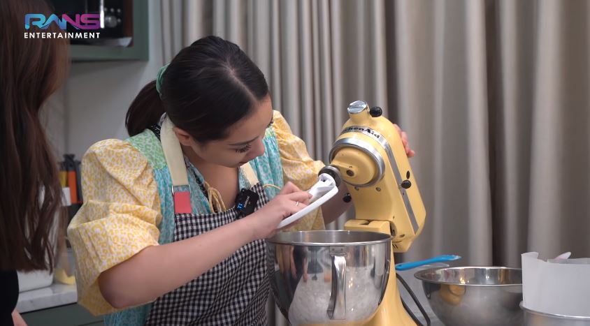 10 Alat baking Nagita Slavina ini memudahkan dalam membuat kue