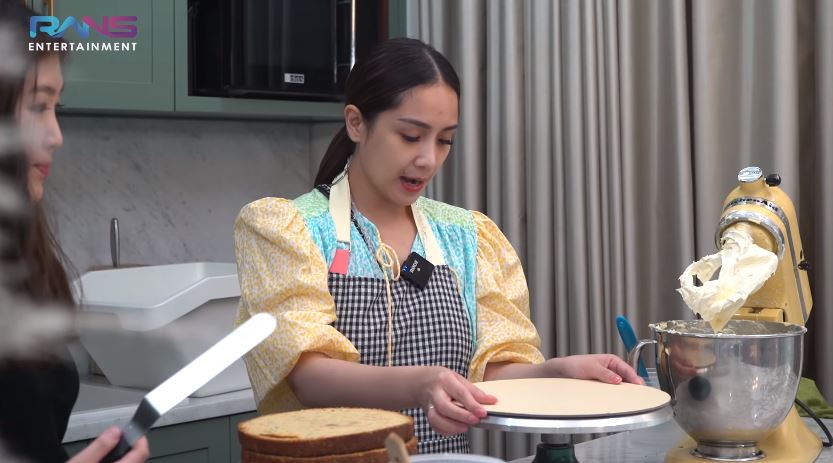10 Alat baking Nagita Slavina ini memudahkan dalam membuat kue