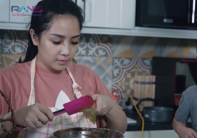 10 Alat baking Nagita Slavina ini memudahkan dalam membuat kue