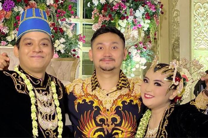 Gaya 5 seleb hadiri nikahan ponakan, Dewi Perssik tampil memukau