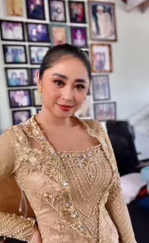Gaya 5 seleb hadiri nikahan ponakan, Dewi Perssik tampil memukau