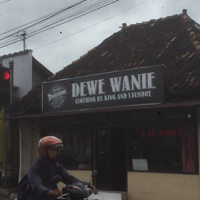 spanduk jualan bahasa jawa © Twitter